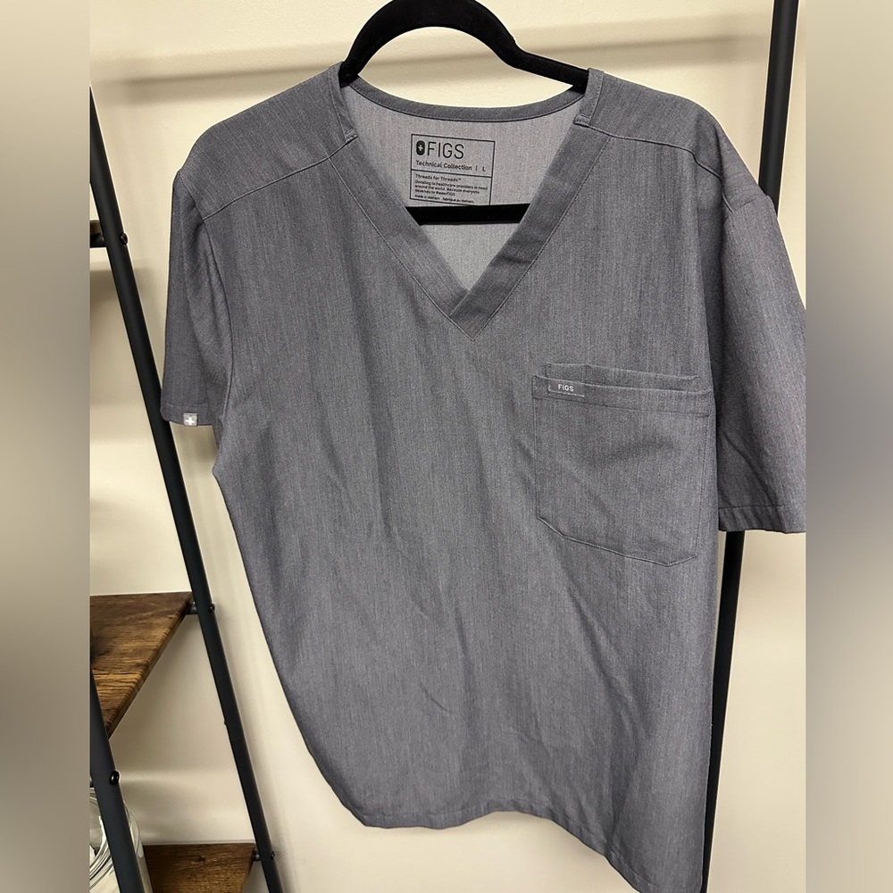 Figs Men's Gray scrub top with front pocket.